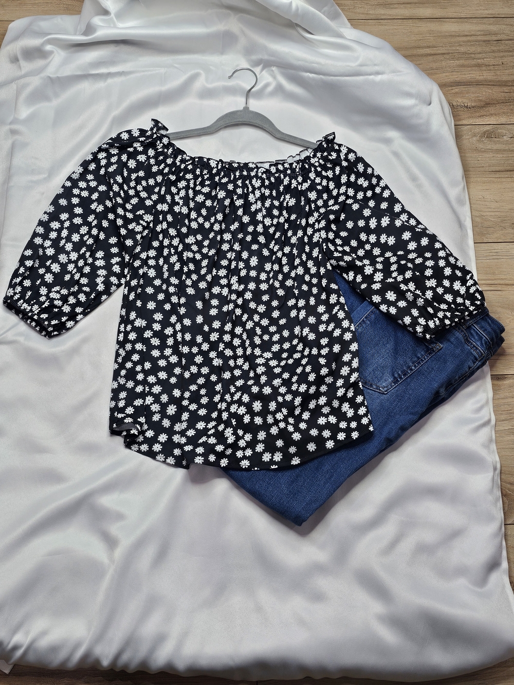 Source Unknown Black Daisy Off-Shoulder Blouse